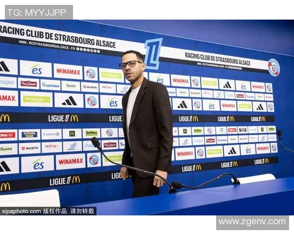 足球明星化身街头艺人展现魅力与才华引发热潮